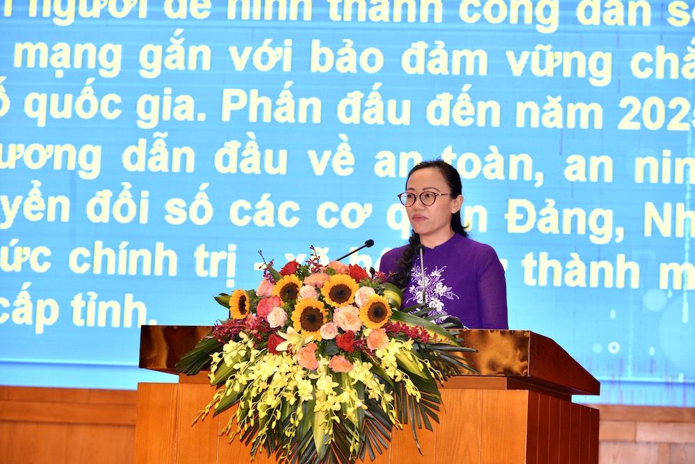 Bà Lê Ngọc Hân, Giám đốc Sở Thông tin và Truyền thông Quảng Ninh trình bày tham luận tại Hội nghị. Ảnh: Thu Lê.