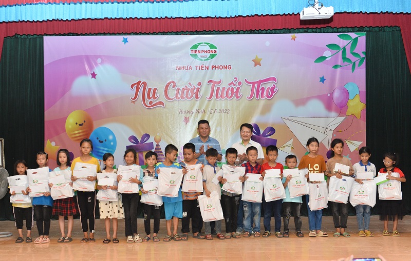 Đại diện Nhựa Tiền Phong đã trao tặng những suất học bổng cho các em học sinh gỏi vượt khó của trường tiểu học Hương Vĩnh và trường Trung học cơ sở Phú Gia