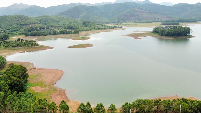 Thời điểm đầu tháng 6/2023, Hồ Đồng Đò 1 cung cấp nước tưới tiêu cho xã Bình Khê (TX Đông Triều), mực nước giảm còn 0,7 triệu m3. Ảnh: Minh Đức.