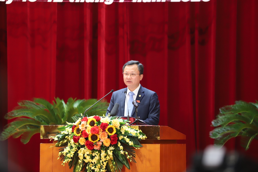 Ông Cao Tường Huy, Quyền Chủ tịch UBND tỉnh Quảng Ninh báo cáo tại kỳ họp. Ảnh: Thu Lê.
