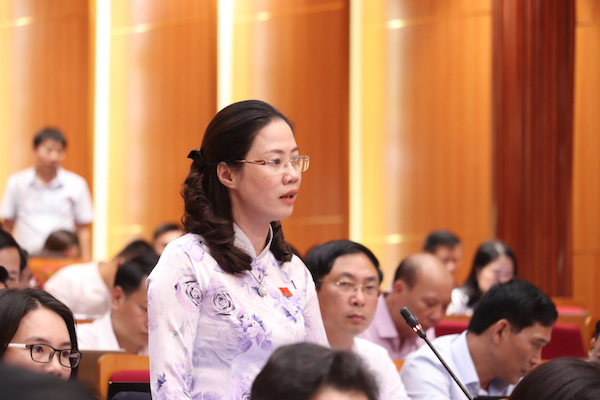 đại biểu Nguyễn Thị Bích Liên, Tổ đại biểu Đông Triều thực hiện chất vấn về việc cung ứng điện.