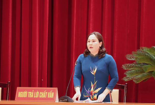 Bà Nguyễn Thị Hiền, Giám đốc sở Công thương trả lời chất vấn.