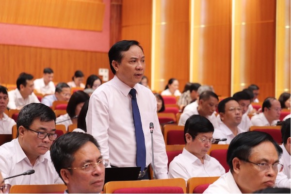 Ông Phạm Đình Chấn, Phó Giám đốc Công ty Điện lực Quảng Ninh, trả lời câu hỏi của đại biểu.