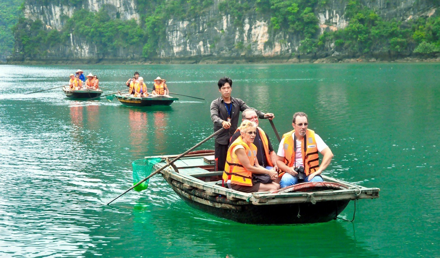 Du khách quốc tế thích thú trải nghiệm thăm quan vịnh Hạ Long.