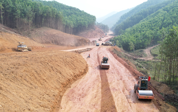 Tuyến đường tỉnh 342 qua huyện Ba Chẽ đang được nhà thầu tích cực triển khai đầu tư xây dựng các hạng mục. Ảnh - Nguồn: baoquangninh.