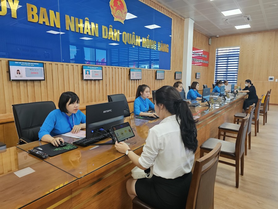 Người dân đến làm thủ tục hành chính tại Bộ phận Tiếp nhận và trả kết quả quận Hồng Bàng, TP. Hải Phòng