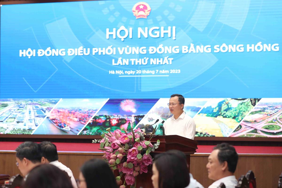 Ông Cao Tường Huy, Quyền Chủ tịch UBND tỉnh Quảng Ninh đóng góp các giải pháp về chính sách tại Hội nghị. Ảnh: Như Trung