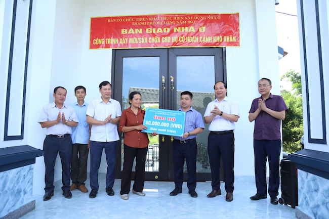  60 triệu đồng hỗ trợ xây mới nhà ở cho gia đình bà Nguyễn Thị Dung (thôn Yên Mỹ, xã Lê Lợi) do Trung tâm Phát triển quỹ đất thành phố ủng hộ.