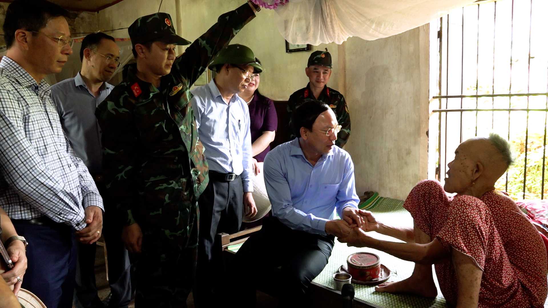 Bí thư Nguyễn Xuân Ký thăm hộ gia đình được hỗ trợ xây mới nhà ở tại xã Cộng Hòa.