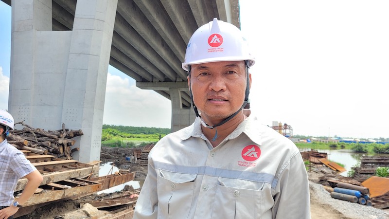 Ông Trần Quang Tiến, Giám đốc Dự án phần việc cầu Bến Rừng thuộc nhà thầu Công ty CP Đầu tư và Xây dựng giao thông Phương Thành thông tin về tiến độ Dự án. Ảnh: Thu Lê.