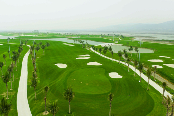 Sân golf Tuần Châu là sân golf thứ 3 được hoàn thiện và đưa vào hoạt động, có vị trí đẹp, sát biển.
