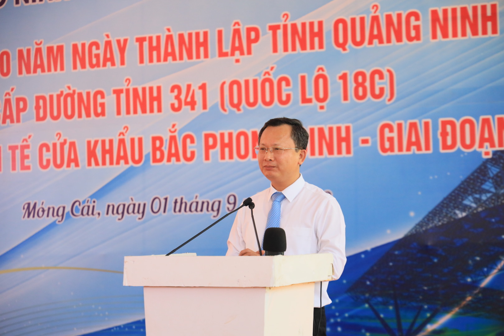Ông Cao Tường Huy, Quyền Chủ tịch UBND tỉnh Quảng Ninh đánh giá cao nỗ lực của chủ đầu tư và các nhà thầu khi đưa Dự án vào sử dụng trước tiến độ đến 25%. Ảnh: Thu Lê.