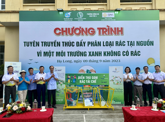 Công ty CP Xi măng và Xây dựng Quảng Ninh cũng đã trao tặng cho người dân khu phố 4 thùng thu gom rác thải tái chế.