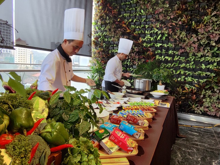 Văn hoá ẩm thực của Việt Nam và của người Hồi giao cũng được giới thiệu trong khuôn khổ của chương trình.