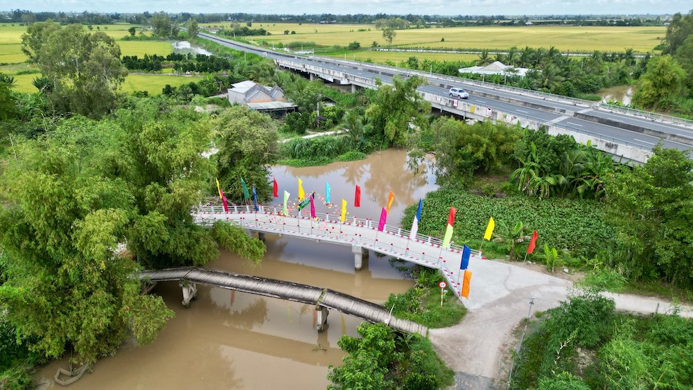 Cây cầu mới bằng bê tông chắc chắn thay thế cho cầu cũ bằng gỗ đã xuống cấp tại xã Bình Thạnh Trung.