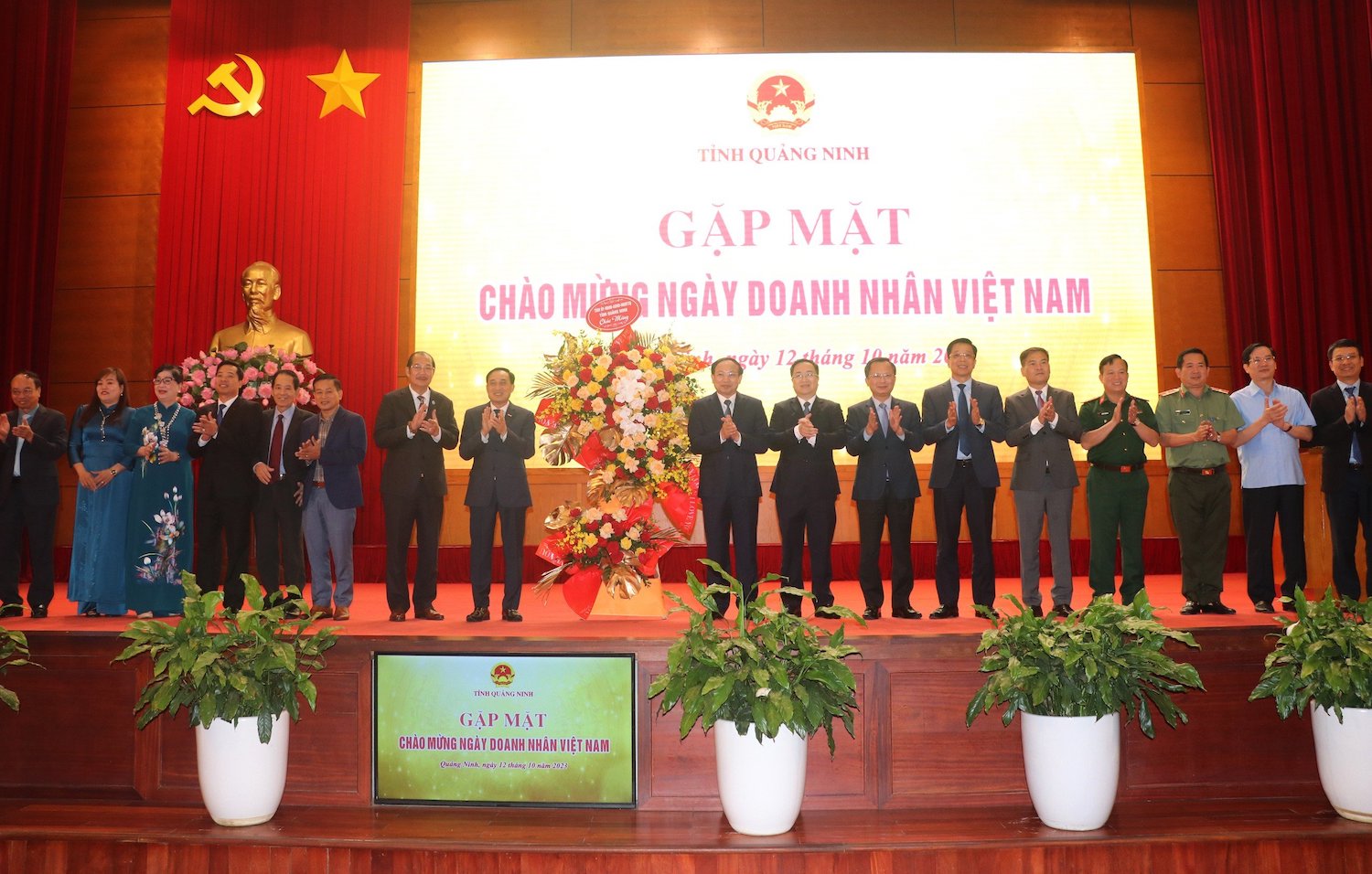 Lãnh đạo tỉnh Quảng Ninh gặp gỡ tặng hoa tri ân cộng đồng doanh nhân, doanh nghie