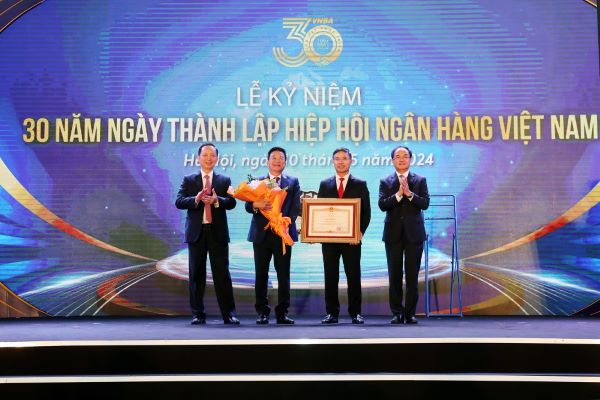 Hiệp hội ngân hàng Việt Nam nhận Bằng khen của Thủ tướng Chính phủ