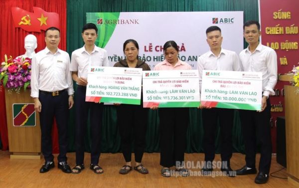 ại diện ABIC chi nhánh Thăng Long và đại diện Agribank Lộc Bình chi trả quyền lợi bảo hiểm cho thân nhân khách hàng gặp rủi ro.