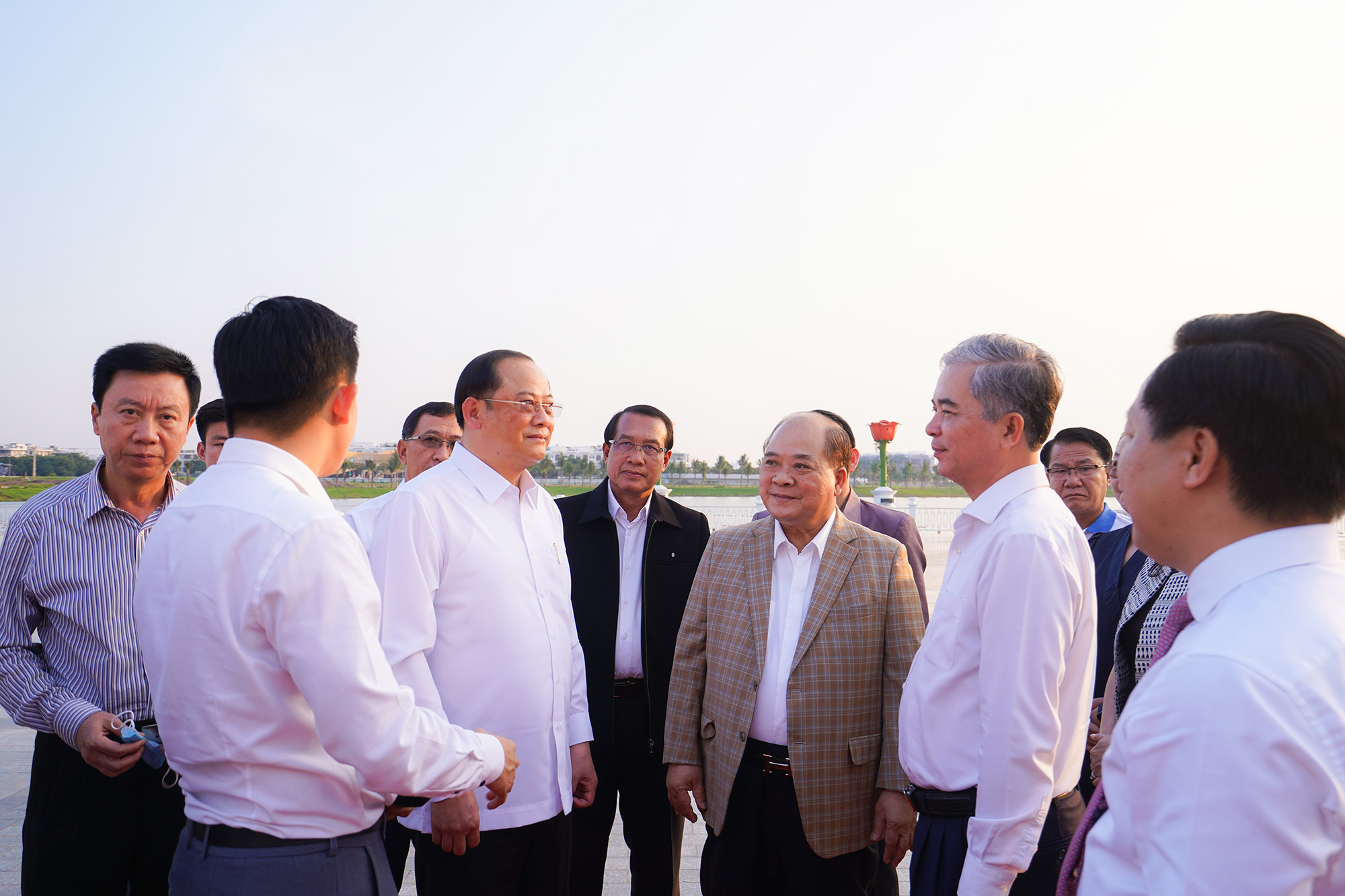Phó Thủ tướng Lào cùng đoàn đại biểu và lãnh đạo TP.HCM tham quan Quảng trường nhạc nước tại Van Phuc City - Ảnh: Vinh Rose
