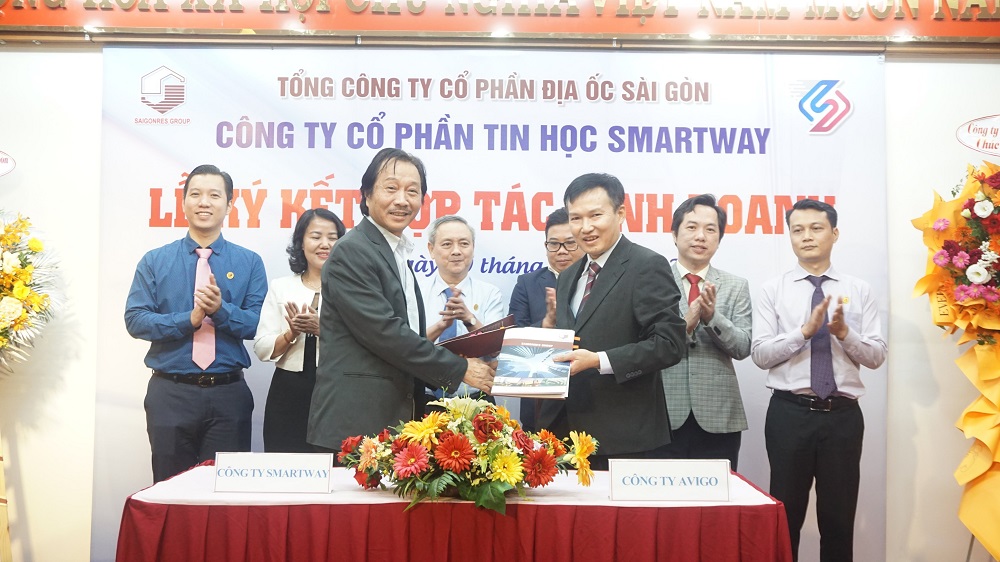 Ông Phạm Thái, Tổng Giám đốc Smartway và ông Nguyễn Anh Tuấn, Tổng giám đốc Công ty Avi tại buổi ký kết. Ảnh: Smartway