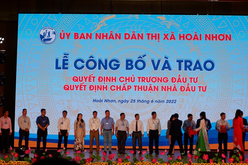 UBND thị xã Hoài Nhơn trao quyết đinh chủ trương đầu tư