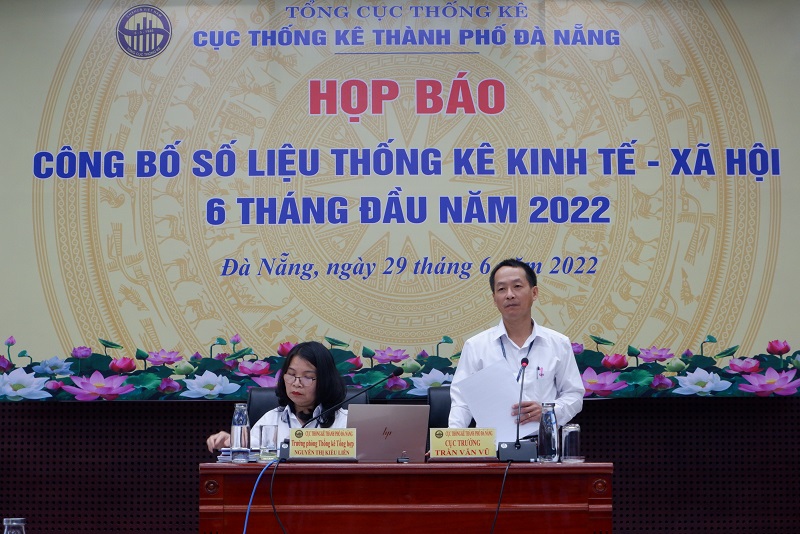 Ông Trần Văn Vũ, Cục trưởng Cục thông kê TP.Đà Nẵng. Ảnh: N.T chủ trì họp báo