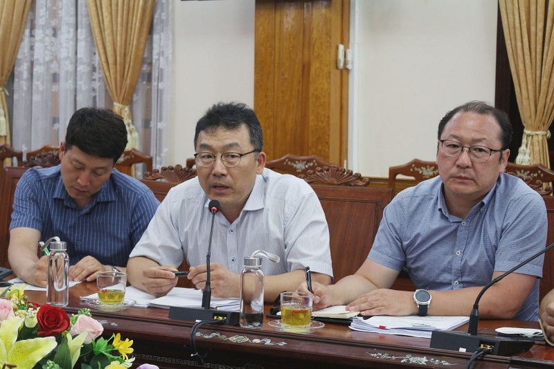 Đại diện Công ty Samwhan (ở giữa) thông tin về Dự án. Nguồn:binhdinh.gov.vn
