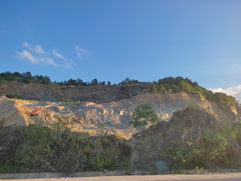 Một mỏ khai thác đá trên địa bàn quận Liên Chiểu. Ảnh: N.T