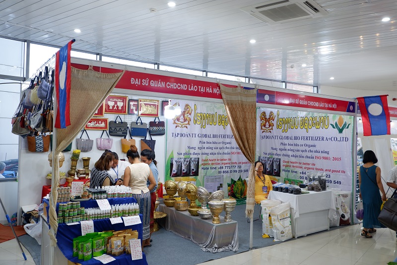 Gian hàng của Đại sứ quán CHDCND Lào tại hội chợ. Ảnh: N.T
