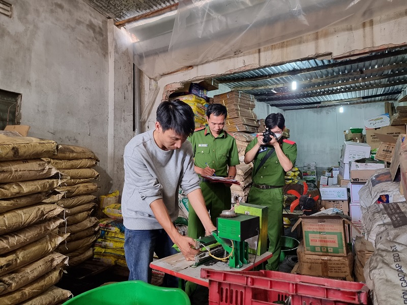 Kho hàng của Công ty TNHH Voi Con Đà Lạt thời điểm bị bắt quả tang gian lận xuất xứ phân bón Nguồn: CA Lâm Đồng.