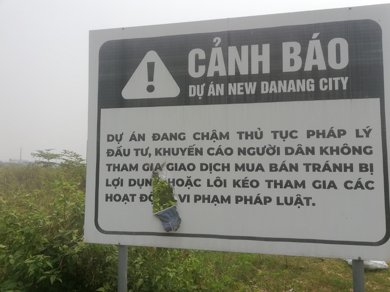 Nhiều bảng cảnh báo được dựng xung quanh khu vực Dự án Newcỉy Dangang