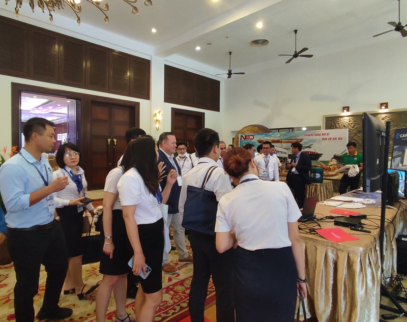 Thành viên VAP tham gia và trao đỗi với các doanh nghiệp trưng bày bên lề hội nghị. Ảnh: Nguyễn Toàn.