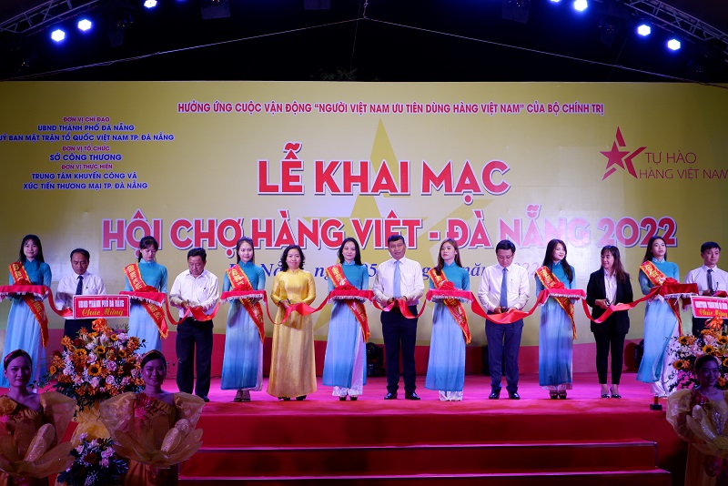 Các đại biểu thực hiện nghi thức cắt băng khai mạc Hội chợ hàng Việt - Đà Nẵng 2022 Ảnh: Nguyễn Toàn.