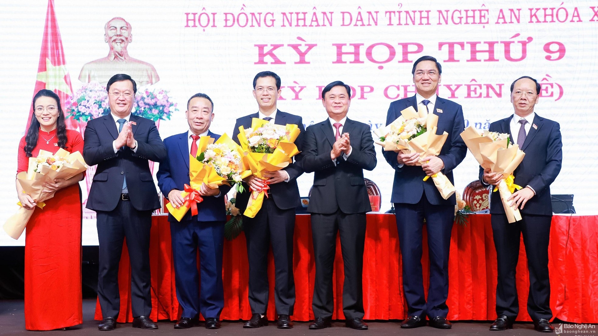 Ông Nguyễn Văn Đệ (thứ 3 từ trái sang) và ông  Bùi Thanh An dược bầu Phó Chủ tịch UBND tỉnh Nghệ An. Nguồn: Báo Nghệ An
