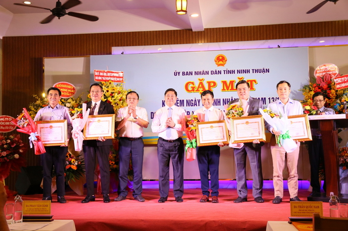 Chủ tịch UBND tỉnh Ninh Thuận (ở chính giữa) tặng bằng khen bằng khen cho 12 doanh nghiệp và 11 doanh nhân