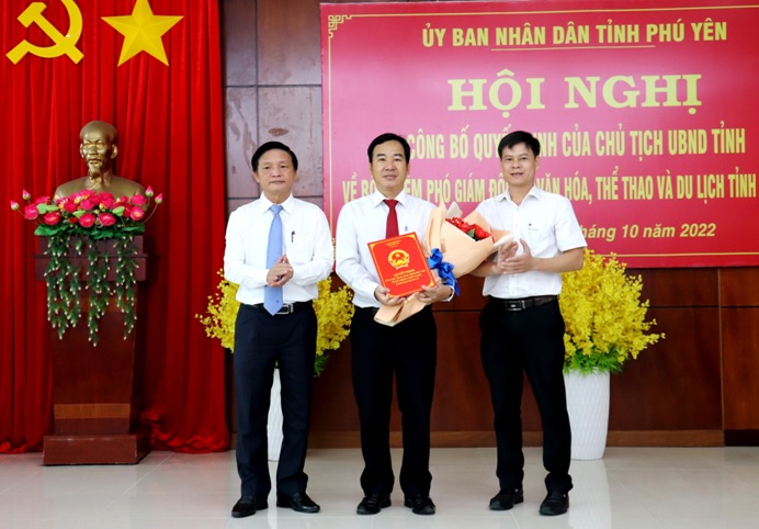 Ông Lê Tấn Hoàng (chính giữa) được bổ nhiệm Phó giám đốc Sở Văn hoá, Thể thao và Du lịch tỉnh Phú Yên