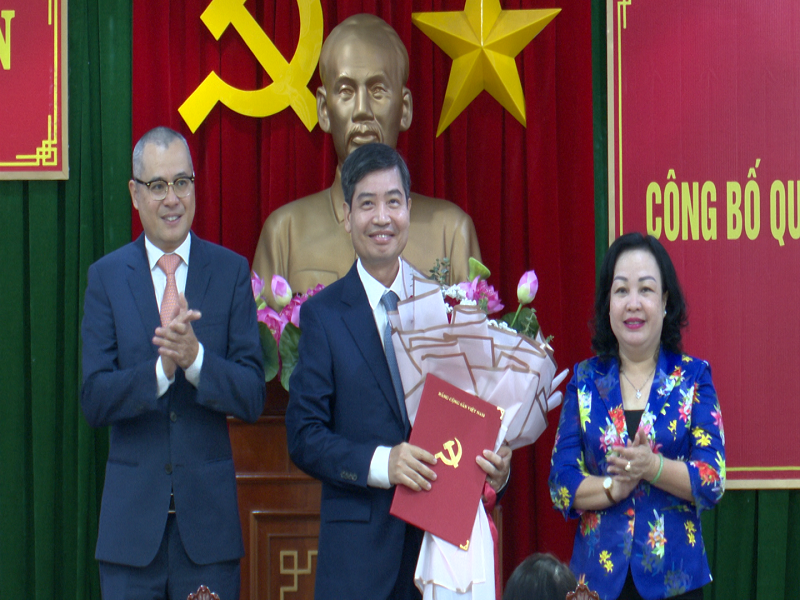 Tỉnh ủy Phú Yên tặng hoa chúc mừng ông Tạ Anh Tuấn (đứng giữa) giữ chức Phó Bí thư Tỉnh ủy Phú Yên