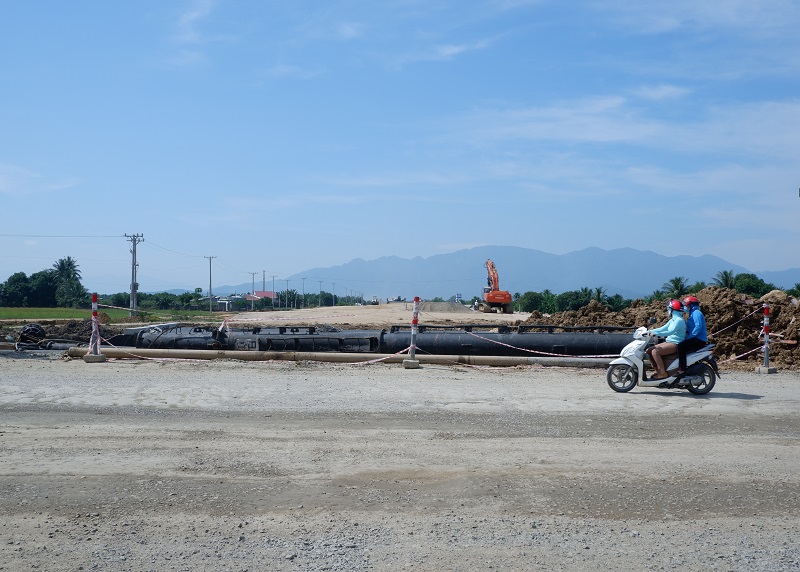 Dự án Cao tốc Bắc - Nam, đoạn Cam Lâm - Vĩnh Hảo đang được xây dựng, trong ảnh nút giao với Quốc lộ 27 tại tỉnh Ninh Thuận. Ảnh: Nguyễn Toàn.