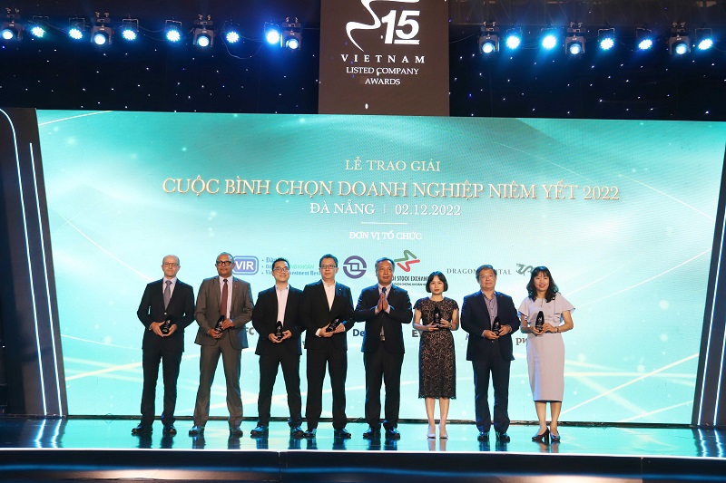 Ông Lê Trọng Minh, Tổng biên tập Báo Đầu tư trao kỷ niệm chương cho các đơn vị đồng hành Lễ trao giải cuộc bình chọn doanh nghiệp niêm yết 2022. Ảnh: Linh Đan.