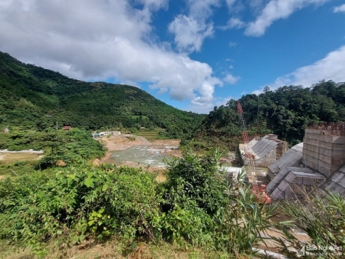 Huyện miền núi Quế Phong có đến 10 Dự án thủy điện được phê duyệt. Trng ảnh: một dụ án thủy điện tại Quế Phong Nguồn: Báo Nghệ An.