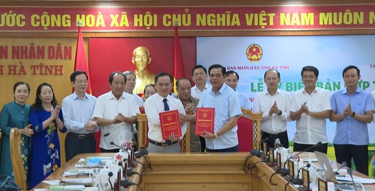 Lãnh đạo tỉnh Hà Tĩnh và Công ty Cổ phần Tập đoàn Quế Lâm ký Biên bản ghi nhớ hợp tác về đồng hành sản xuất nông nghiệp hữu cơ, nông nghiệp tuần hoàn giai đoạn 2022 – 2026.