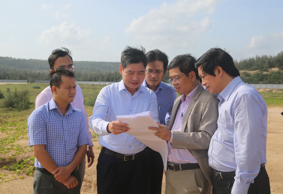 Chủ tịch UBND tỉnh Phú Yên, ông Tạ Anh Tuấn trong buỏi kiểm tra thực địa Dự án Cao tốc tại huyện Tuy An ngày 24/12.Nguồn: phuyen.gov.vn