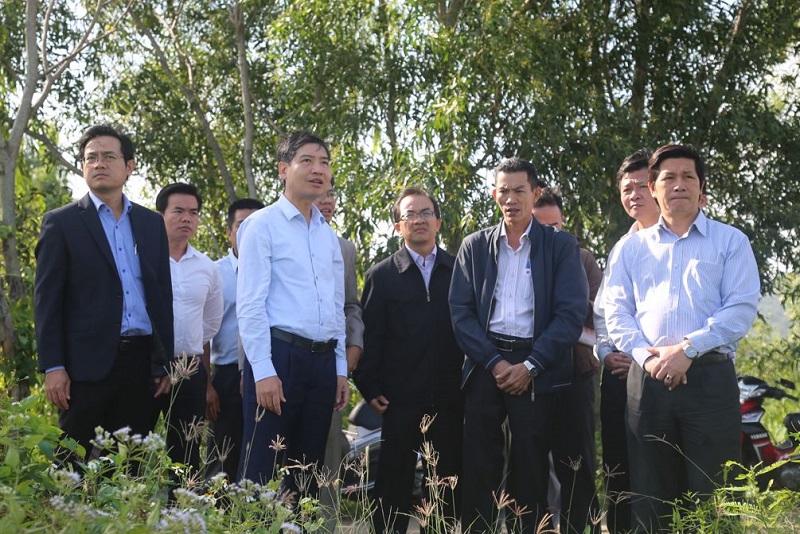 Ông Tạ Anh Tuấn, Chủ tịch UBND tỉnh Phú Yên (thứ 2 từ trái sang, hàng ngoài) tại buổi kiểm tra thực địa Dự án cao tóc tại huyện Tuy An ngày 24/10. Ảnh: Ngọ Hoàng.