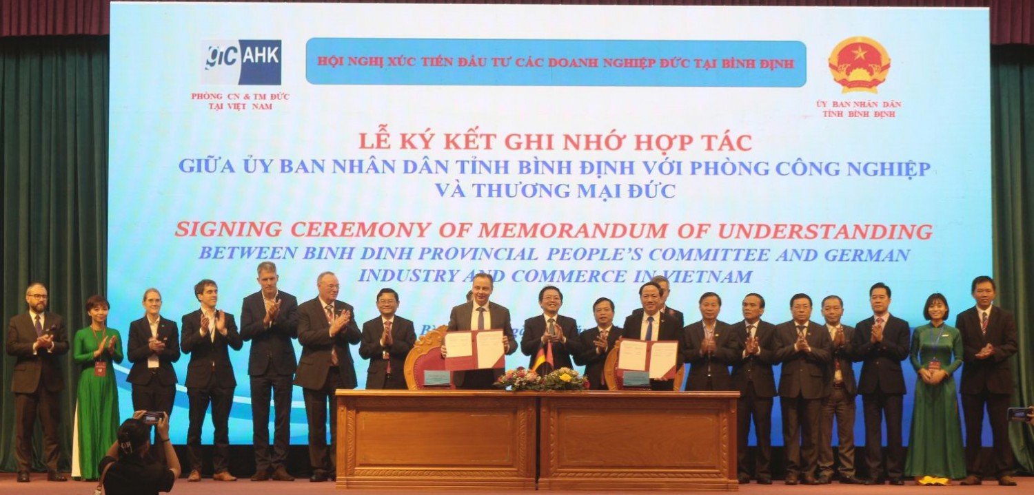 UBND tỉnh Bình Định và đại diện AHK Việt Nam (Phòng Công nghiệp và Thương mại Đức) trong buổi lễ ký kết biên bản ghi nhớ hợp tác.