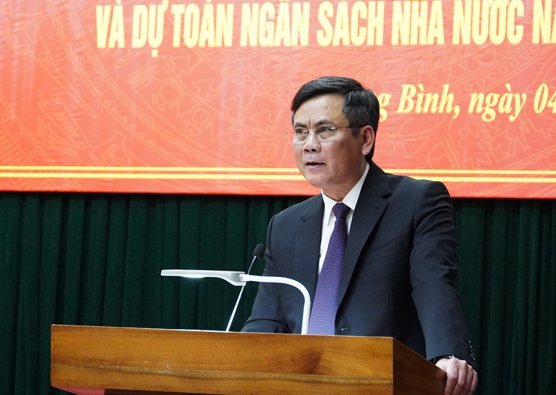 Ông Trần Thắng, Chủ tịch UBND tỉnh Quảng Bình phát biểu nhiệm vụ phát triển kinh tế - xã hội và dự toán ngân sách Nhà nước năm 2023. Nguồn: QBTV