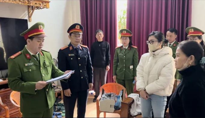 Cơ quan Cảnh sát điều tra Công an tỉnh Quảng Bình ống đạt các quyết định đối với Nguyễn Hà Linh (áo trắng). Nguồn: Công an tỉnh Quảng Bình.