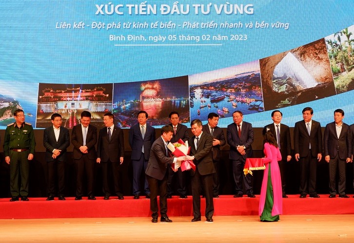 Ông Trần Thắng, Chủ tịch UBND tỉnh Quảng Bình trao quyết định đầu tư cho nhà đầu tư thực hiện Dự án năng lượng.