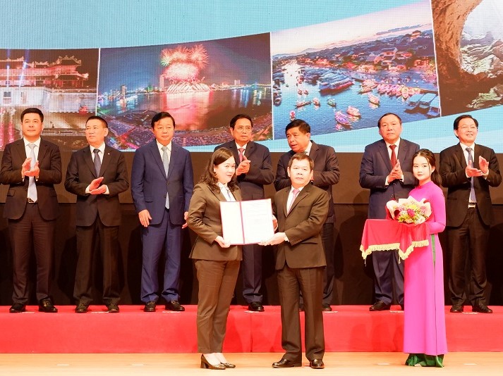 Ông Đặng Văn Minh, Chủ tịch UBND tỉnh Quảng Ngãi  trao nhận Biên bản ghi nhớ hợp tác đầu tư: Dự án KCN-Đô thị và Dịch vụ VSIP II Quảng Ngãi