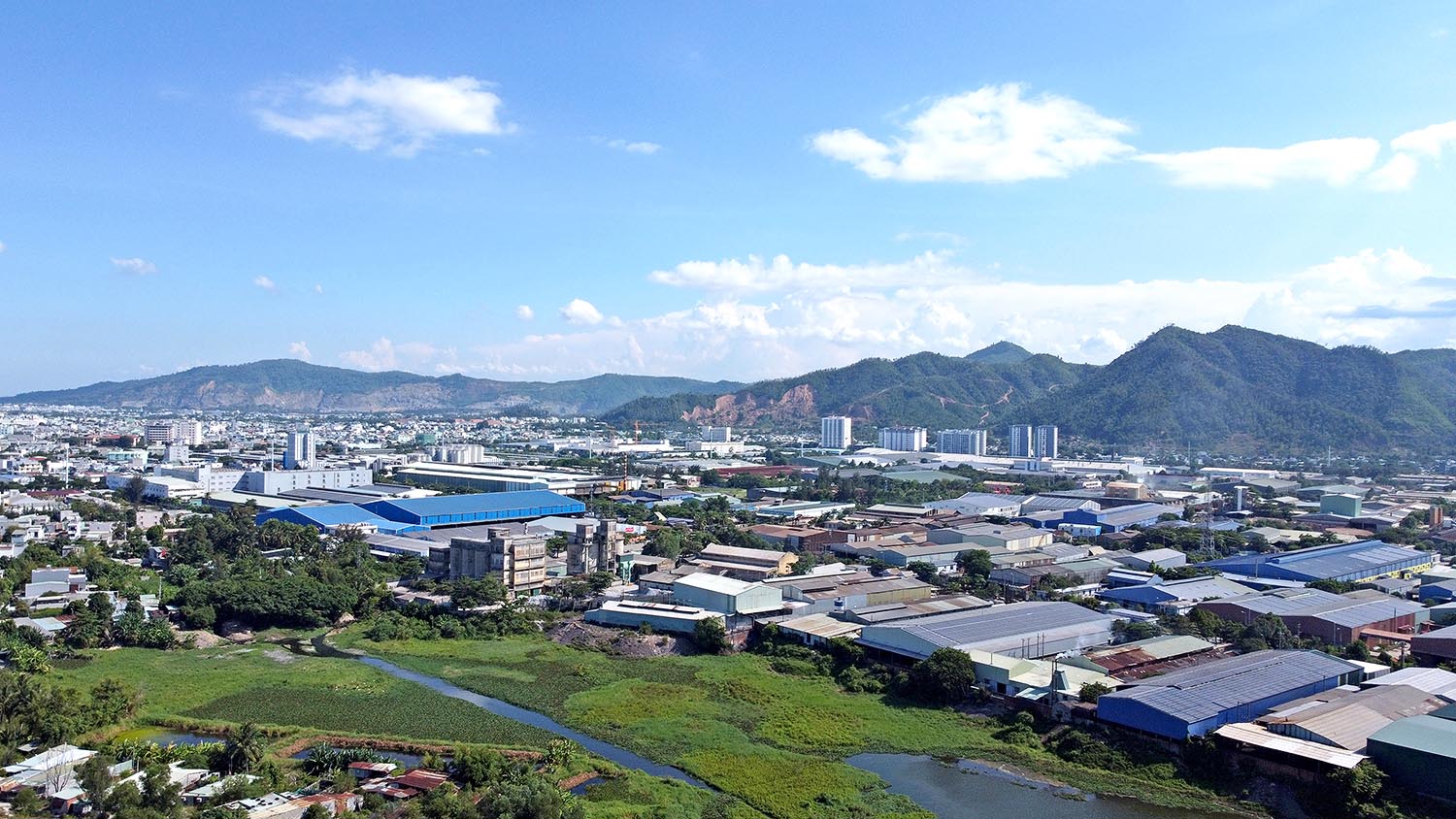 Khu công nghiệp Hòa Khánh nằm tiếp giáp khu dân cư.