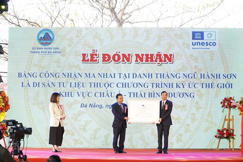 Ông Lê Trung Chinh, Chủ tịch UBND TP.Đà Nẵng nhận bằng